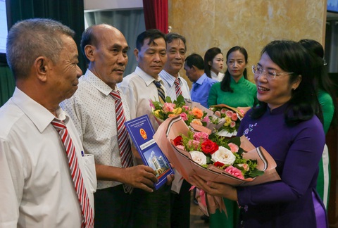 Không quên hình ảnh cô chú tổ dân phố tham gia phòng, chống COVID-19- Ảnh 1. Chủ tịch Ủy ban MTTQ Việt Nam TP.HCM Trần Kim Yến trao quyết định cho cán bộ nhận nhiệm vụ tại khu phố mới - Ảnh: THẢO LÊ