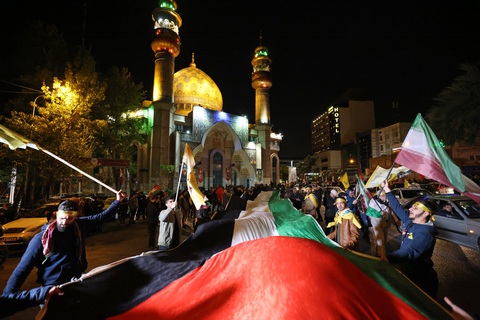 Việt Nam khuyến cáo công dân tại Israel và Iran cẩn thận- Ảnh 1. Người Iran đổ xuống đường sau vụ tấn công vào Israel - Ảnh: AFP