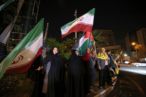 Nhiều người vẫy cờ Iran và Palestine tập trung tại Quảng trường Palestine ở thủ đô Tehran vào ngày 14-4, sau khi Iran tiến hành tấn công Israel - Ảnh: AFP Nhiều người vẫy cờ Iran và Palestine tập trung tại Quảng trường Palestine ở thủ đô Tehran vào ngày 14-4, sau khi Iran tiến hành tấn công Israel - Ảnh: AFP