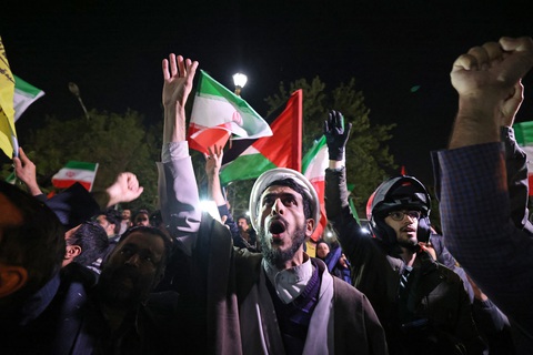 Người dân Iran đổ xuống đường ăn mừng vụ tấn công trực tiếp vào Israel - Ảnh: AFP Người dân Iran đổ xuống đường ăn mừng vụ tấn công trực tiếp vào Israel - Ảnh: AFP