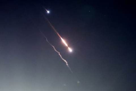 Projectiles are seen in the sky above Jerusalem after Iran launched drones and missiles towards Israel. US and UK forces helped shoot down Iranian drones in the Middle East early on Sunday. Photograph: Ronen Zvulun/Reuters Israel đánh chặn khi Iran tấn công trong đêm - Ảnh: Reuters