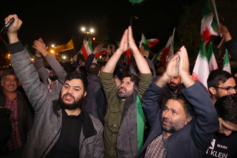 Toan tính của Iran và Mỹ khi Iran tấn công Israel- Ảnh 1. Người Iran ở Tehran xuống đường và thể hiện phản ứng khi Iran tấn công Israel - Ảnh: REUTERS