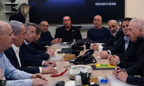 Iran báo trước với Mỹ sẽ chỉ tấn công 'hạn chế' Israel- Ảnh 1. Nội các Israel họp ở Tel Aviv sau khi Iran tấn công - Ảnh: Anadolu/Getty Images