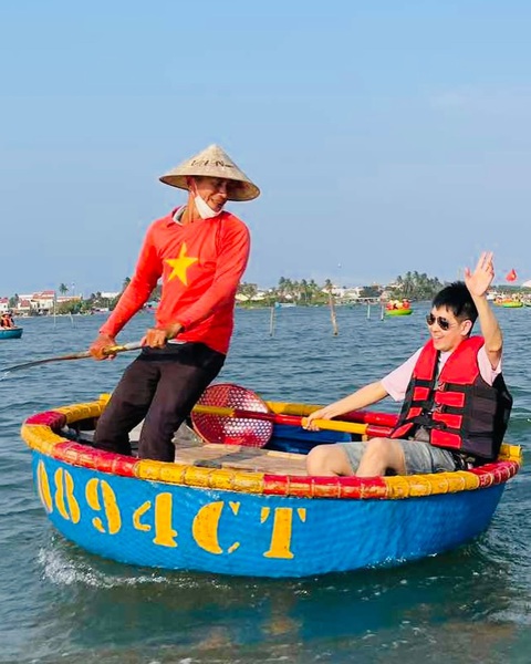 Tin tức giải trí 14-4: Lâm Chí Dĩnh ở Việt Nam cả tuần, khoe ảnh đi thuyền thúng- Ảnh 2. Chàng diễn viên khoe ảnh được trải nghiệm thuyền thúng - Ảnh: Jimmy Lin