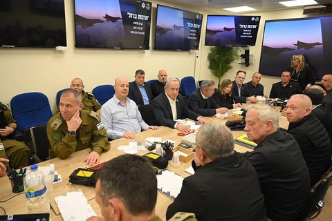 Thủ tướng Israel Benjamin Netanyahu (giữa) trong cuộc họp nội các chiến tranh ngày 14-4 - Ảnh: AFP Thủ tướng Israel Benjamin Netanyahu (giữa) trong cuộc họp nội các chiến tranh ngày 14-4 - Ảnh: AFP
