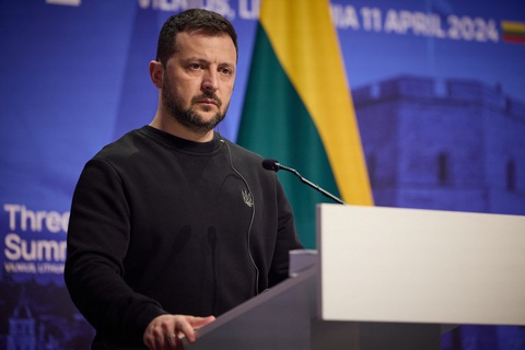 Tổng thống Ukraine Volodymyr Zelensky phát biểu tại một hội nghị quốc tế ở Lithuania hôm 11-4 - Ảnh: AFP Tổng thống Ukraine Volodymyr Zelensky phát biểu tại một hội nghị quốc tế ở Lithuania hôm 11-4 - Ảnh: AFP