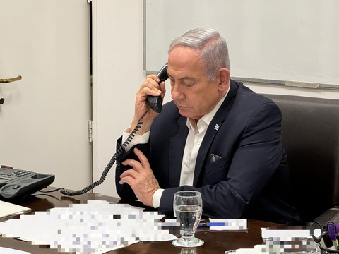 Mỹ: Sẽ hỗ trợ Israel phòng thủ nhưng không tham gia tấn công Iran- Ảnh 1. Thủ tướng Israel Benjamin Netanyahu nói chuyện qua điện thoại với Tổng thống Mỹ Joe Biden sau vụ tấn công của Iran - Ảnh: REUTERS
