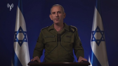NÓNG: Iran tấn công Israel- Ảnh 2. Người phát ngôn Lực lượng phòng vệ Israel Daniel Hagari đưa ra thông báo từ Tel Aviv vào sáng sớm 14-4 - Ảnh: CNN/IDF