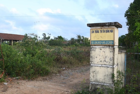 Quảng Ngãi xin Trung ương hơn 5 tỉ đồng để giải thể công ty nhà nước nợ chồng chất- Ảnh 2. Cổng vào Công ty TNHH MTV lâm trường Trà Tân - Ảnh: T.M