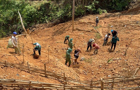 Bộ đội Đồn biên phòng A Xan cùng bà con bạt đồi, làm vườn trồng rau sạch cung cấp cho khu nghỉ dưỡng hạng sang ở Đà Nẵng- Ảnh: V.X. Bộ đội Đồn biên phòng A Xan cùng bà con bạt đồi, làm vườn trồng rau sạch cung cấp cho khu nghỉ dưỡng hạng sang ở Đà Nẵng- Ảnh: V.X.