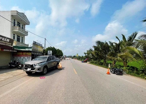Về nhà bạn chơi, 2 nữ sinh viên tử nạn giao thông- Ảnh 1. Hiện trường vụ tai nạn tại xã Xuân Ngọc, huyện Xuân Trường, tỉnh Nam Định khiến hai nữ sinh đại học chết thương tâm - Ảnh: TRƯỜNG XUÂN