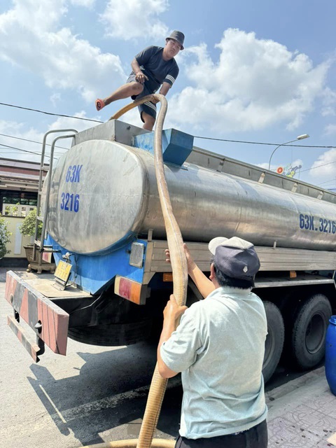Trời nóng bức, hiệu trưởng đại học vận động tặng cả trăm khối nước sạch cho bà con- Ảnh 4. Xe bồn chở nước sạch do Trường đại học Khoa học xã hội và Nhân văn TP.HCM hỗ trợ cung cấp cho bà con huyện Cần Đước, Long An - Ảnh: THẢO CHI