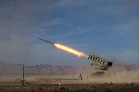 A missile is launched during a military exercise in Isfahan, Iran, October 28, 2023. Iranian Army/WANA (West Asia News Agency)/Handout via REUTERS/ Một tên lửa được phóng trong cuộc tập trận quân sự ở Isfahan, Iran, ngày 28-10-2023 - Ảnh: Quân đội Iran/WANA/REUTERS