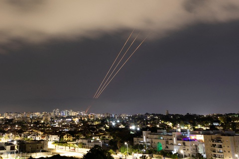 Hệ thống chống tên lửa hoạt động sau khi Iran phóng máy bay không người lái và tên lửa về phía Israel, ngày 14-4 - Ảnh: REUTERS Hệ thống chống tên lửa hoạt động sau khi Iran phóng máy bay không người lái và tên lửa về phía Israel, ngày 14-4 - Ảnh: REUTERS