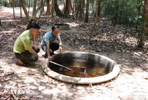 Nhân viên bảo tồn, kiểm lâm 'tiếp nước' và khoáng chất cho thú rừng mùa khô- Ảnh 3. Lực lượng kiểm lâm và cán bộ của Khu bảo tồn thiên nhiên văn hóa Đồng Nai kiểm tra một điểm tiếp nước cho động vật hoang dã tại rừng Mã Đà