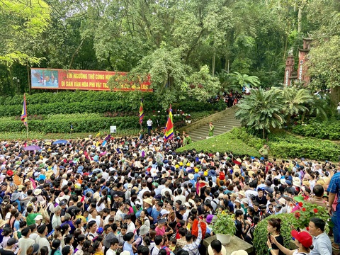 Du khách nối nhau về Đền Hùng trước ngày giỗ Tổ, có người ngất xỉu- Ảnh 2. Lực lượng công an lập các hàng rào mềm ở sân Công Quán để điều tiết người lên các đền - Ảnh: TRÀ MY