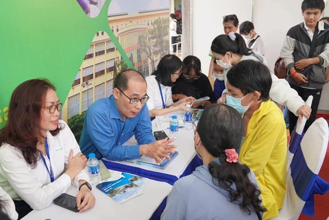 Trường đại học Y Dược TP.HCM tăng học phí, cao nhất 84,7 triệu- Ảnh 1. Tại ngày hội tư vấn tuyển sinh - hướng nghiệp Đại học Y Dược TP.HCM diễn ra hôm nay 14-4, nhiều phụ huynh quan tâm đến mức học phí của nhà trường - Ảnh: HUỲNH NHƯ