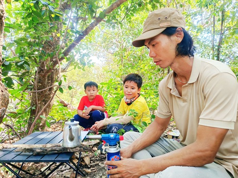 Đón bình minh sớm nhất ở Mũi Đôi cực đông đất liền bằng đường bộ- Ảnh 4. Nấu nước bằng dụng cụ khò lửa lúc đoàn nghỉ chân trong rừng - Ảnh: TRẦN HOÀI