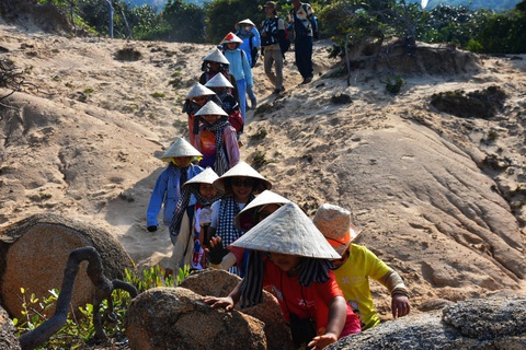 Đón bình minh sớm nhất ở Mũi Đôi cực đông đất liền bằng đường bộ- Ảnh 3. Những đồi cát thử thách những đôi chân bền bỉ - Ảnh: TRẦN HOÀI