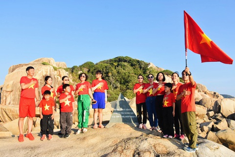 Đón bình minh sớm nhất ở Mũi Đôi cực đông đất liền bằng đường bộ- Ảnh 9. Khoảnh khắc tự hào khi check-in, hát quốc ca trên cột mốc thiêng liêng - Ảnh: TRẦN HOÀI