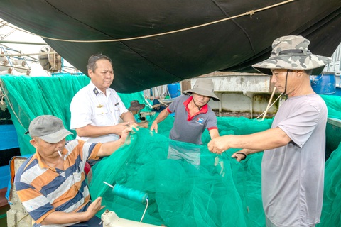 Ông Dũng nay lớn tuổi vẫn thường ra thăm ngư dân, vui mừng với những khoang thuyền đầy cá tôm - Ảnh: HOÀNG TÁO Ông Dũng nay lớn tuổi vẫn thường ra thăm ngư dân, vui mừng với những khoang thuyền đầy cá tôm - Ảnh: HOÀNG TÁO