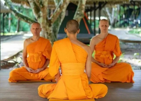 Cầu thủ Thụy Điển bỏ bóng đá đến Thái Lan làm nhà sư- Ảnh 1. Cầu thủ Kevin Lidin (bìa phải) bỏ sự nghiệp bóng đá để đến Thái Lan xuất gia - Ảnh: The Sun