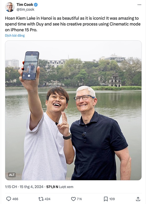 CEO Tim Cook chia sẻ hình ảnh selfie cùng reviewer công nghệ Ngô Đức Duy (Duy Thẩm) bên hồ Gươm trên mạng xã hội X - Ảnh: Tài khoản X của TIM COOK CEO Tim Cook chia sẻ hình ảnh selfie cùng reviewer công nghệ Ngô Đức Duy (Duy Thẩm) bên hồ Gươm trên mạng xã hội X - Ảnh: Tài khoản X của TIM COOK