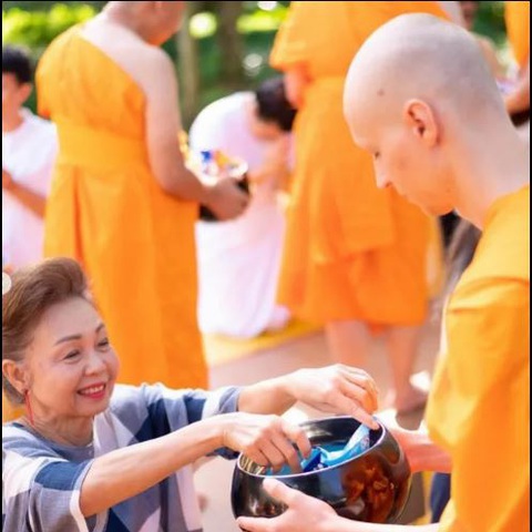 Cầu thủ Thụy Điển bỏ bóng đá đến Thái Lan làm nhà sư- Ảnh 3. Kevin Lidin trong một buổi đi khất thực - Ảnh: The Sun
