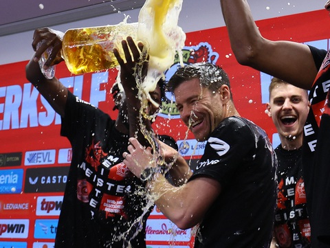 Bayern chúc mừng, hẹn tranh vô địch với Leverkusen mùa sau- Ảnh 2. HLv Xabi Alonso tắm bia sau khi vô địch Bundesliga cùng Bayer Leverkusen - Ảnh: REUTERS