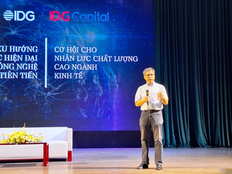 Sinh viên cần làm gì để được tập đoàn nước ngoài tiếp nhận?- Ảnh 1. Ông Lê Thanh Tâm chia sẻ với sinh viên chiều 15-4 - Ảnh: TRỌNG NHÂN