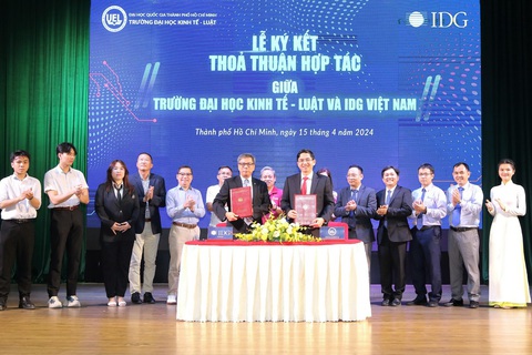 Sinh viên cần làm gì để được tập đoàn nước ngoài tiếp nhận?- Ảnh 2. IDG Việt Nam và Trường ĐH Kinh tế - Luật (ĐH Quốc gia TP.HCM) ký kết hợp tác về khoa học, công nghệ - Ảnh: UEL