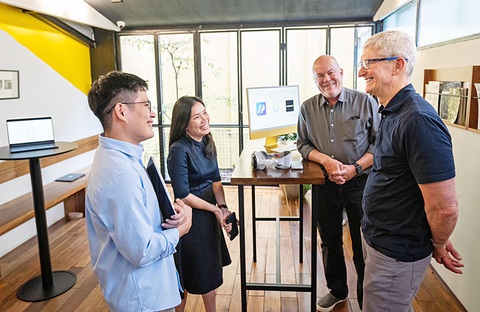 CEO Apple Tim Cook gặp gỡ các lập trình viên tại Việt Nam đang phát triển ứng dụng cho sản phẩm Vision Pro của Apple - Ảnh: Tài khoản X của TIM COOK CEO Apple Tim Cook gặp gỡ các lập trình viên tại Việt Nam đang phát triển ứng dụng cho sản phẩm Vision Pro của Apple - Ảnh: Tài khoản X của TIM COOK