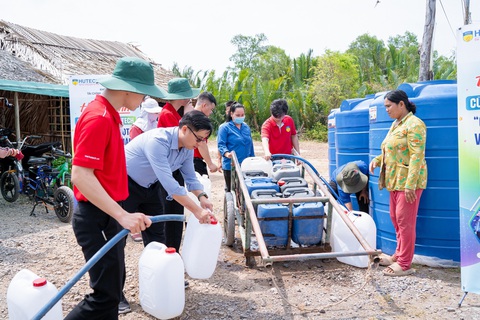 Sinh viên kêu gọi tài trợ, đưa nước sạch về cho người dân vùng hạn mặn- Ảnh 2. Hỗ trợ nước ngọt cho người dân tại hai xã Phú Đông và xã Phú Tân (huyện Tân Phú Đông, tỉnh Tiền Giang) - Ảnh: NVCC
