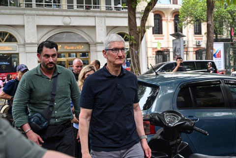 Tim Cook Việt Nam 15-4 - AFP Vị CEO đã dành thời gian thưởng thức món cà phê trứng trứ danh và dạo phố trong tiết trời mát mẻ của thủ đô Hà Nội. Nói về đất nước hình chữ S, vị CEO khẳng định: