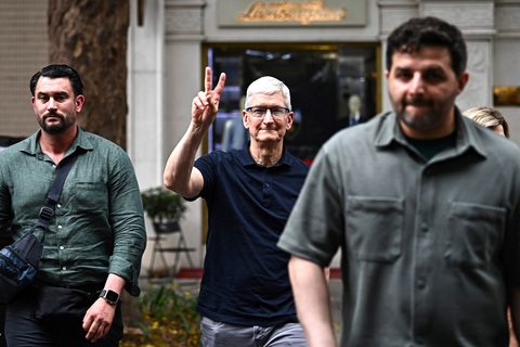 Tim Cook Việt Nam 15-4 - AFP CEO Apple Tim Cook dạo phố tại Hà Nội trong ngày 15-4 - AFP