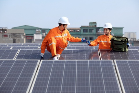 Lắp đặt hệ thống pin mặt trời giúp doanh nghiệp giảm nhiều chi phí, chủ động nguồn điện Lắp đặt hệ thống pin mặt trời giúp doanh nghiệp giảm nhiều chi phí, chủ động nguồn điện