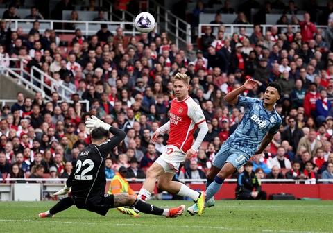 Nối bước Liverpool, Arsenal cũng thua Aston Villa- Ảnh 2. Khoảnh khắc Watkins ấn định thắng lợi 2-0 cho Aston Villa - Ảnh: REUTERS