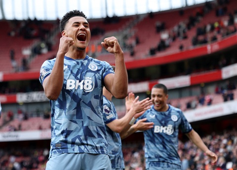 Nối bước Liverpool, Arsenal cũng thua Aston Villa- Ảnh 3. Niềm vui của Watkins và các cầu thủ Aston Villa - Ảnh: REUTERS