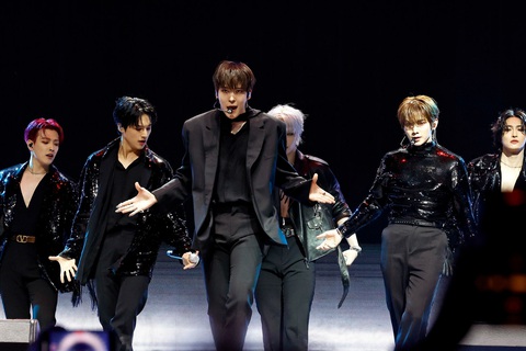 Nhóm nhạc nam Ateez trình diễn tại Coachella 2024 ngày đầu tiên - Ảnh: Vogue Nhóm nhạc nam ATEEZ trình diễn tại Coachella 2024 ngày đầu tiên - Ảnh: Vogue