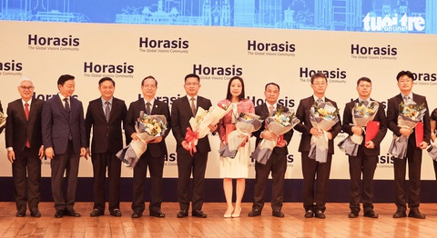Hàng loạt dự án lớn của doanh nghiệp trong và ngoài nước được trao chứng nhận đầu tư vào Bình Dương ngày 15-4 - Ảnh: BÁ SƠN Hàng loạt dự án lớn của doanh nghiệp trong và ngoài nước được trao chứng nhận đầu tư vào Bình Dương ngày 15-4 - Ảnh: BÁ SƠN