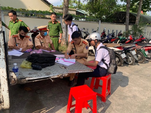 Phát hiện nhiều học sinh tại Bến Tre vi phạm luật giao thông- Ảnh 1. Các em học sinh trên địa bàn tỉnh Bến Tre vi phạm luật giao thông đường bộ, bị cảnh sát giao thông xử phạt - Ảnh: M.T.