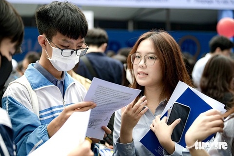 Đại học Quốc gia Hà Nội thí điểm cho học sinh THPT học tích lũy tín chỉ đại học- Ảnh 1. Học sinh tham gia Ngày hội tư vấn tuyển sinh - hướng nghiệp năm 2024 do báo Tuổi Trẻ phối hợp cùng các đơn vị tổ chức - Ảnh: NAM TRẦN
