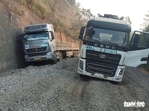 Xe chở quặng cày nát quốc lộ 14D, Quảng Nam đề xuất cấm xe trên 5 trục- Ảnh 3. Trên tuyến có 10 đường cong bán kính nhỏ hẹp, xe đầu kéo rơi xuống rãnh dọc, gây ách tắc giao thông - Ảnh: Sở GTVT