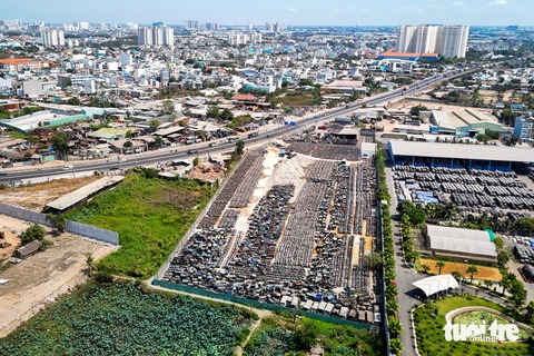 Núi xe vi phạm chất đống ở TP.HCM, nguy cơ cháy nổ khi nắng nóng kéo dài- Ảnh 9. Bãi tạm giữ xe vi phạm hơn 15.800m2 của Công an quận Bình Tân nằm trên giao lộ đường Hồ Văn Long - Võ Trần Chí (phường Tân Tạo) - Ảnh: PHƯƠNG QUYÊN