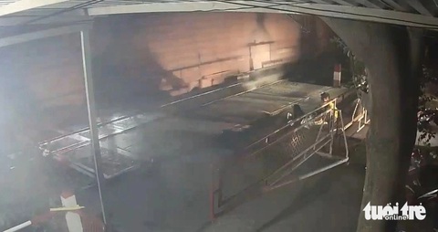 Nhân viên gác chắn ở Đồng Nai lao ra cứu một người đàn ông chỉ trong 4 giây- Ảnh 3. Anh Dũng giữ người đàn ông để đoàn tàu thông qua chắn an toàn. Hành động cứu người kịp thời của anh Trịnh Dũng đã được Công ty cổ phần Đường sắt Sài Gòn khen thưởng - Ảnh cắt từ clip
