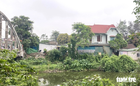 20 năm tranh chấp lối đi chung, nhà hai tầng phải bỏ hoang giữa thành phố- Ảnh 1. Căn nhà hai tầng mái ngói đỏ phải bỏ hoang do không còn lối đi vào - Ảnh: DOÃN HÒA
