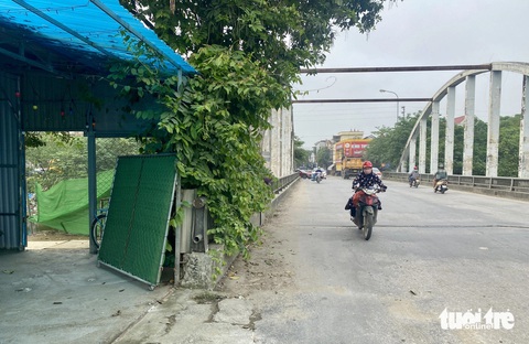 20 năm tranh chấp lối đi chung, nhà hai tầng phải bỏ hoang giữa thành phố- Ảnh 2. Phần lối đi chung giữa gia đình bà Nhuần và ông C. hướng ra cầu Cửa Tiền, phường Vinh Tân, TP Vinh được gia đình ông C. lợp mái tôn, làm cổng kéo - Ảnh: DOÃN HÒA