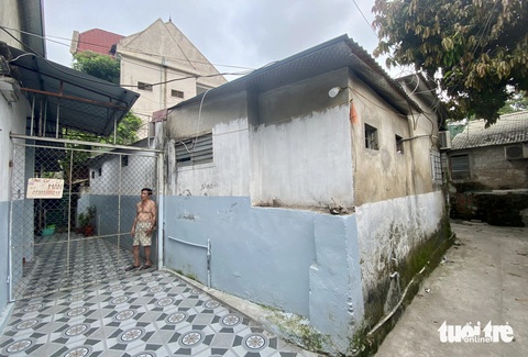 20 năm tranh chấp lối đi chung, nhà hai tầng phải bỏ hoang giữa thành phố- Ảnh 3. Đường vào nhà bà Nhuần là lối sau con ngõ nối ra đường Hồ Hữu Nhân. Tuy nhiên, hiện trạng khu vực này đã bị hộ gia đình xây kín dẫn đến không còn lối đi - Ảnh: DOÃN HÒA