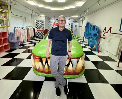 CEO Apple Tim Cook thích thú chụp ảnh với chiếc xe CEO Apple Tim Cook thích thú chụp ảnh với chiếc xe