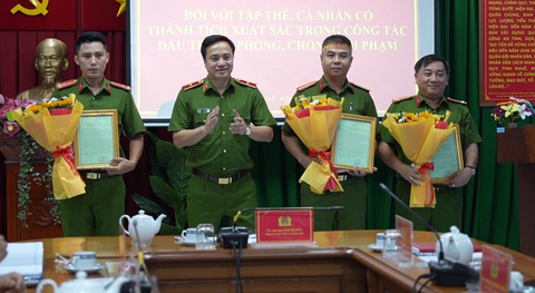Thưởng 'nóng' lực lượng công an giải cứu hai bé gái bị dẫn dụ ở quận 1- Ảnh 1. Thiếu tướng Mai Hoàng trao thư khen cho đại diện các tập thể có thành tích xuất sắc - Ảnh: CACC